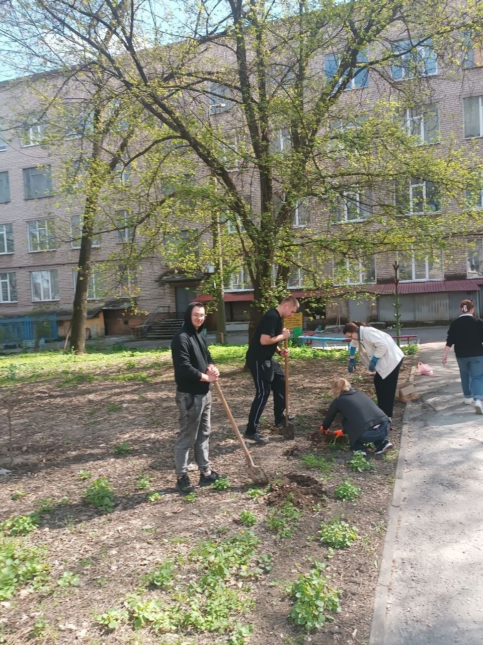 Сьогодні в дружній та натхненній атмосфері відбулася екотолока за участі колег та студентів.